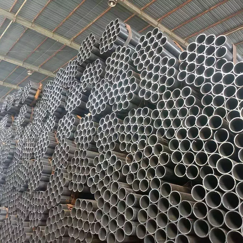 Tiesus plyšęs juodas apskritas vamzdis