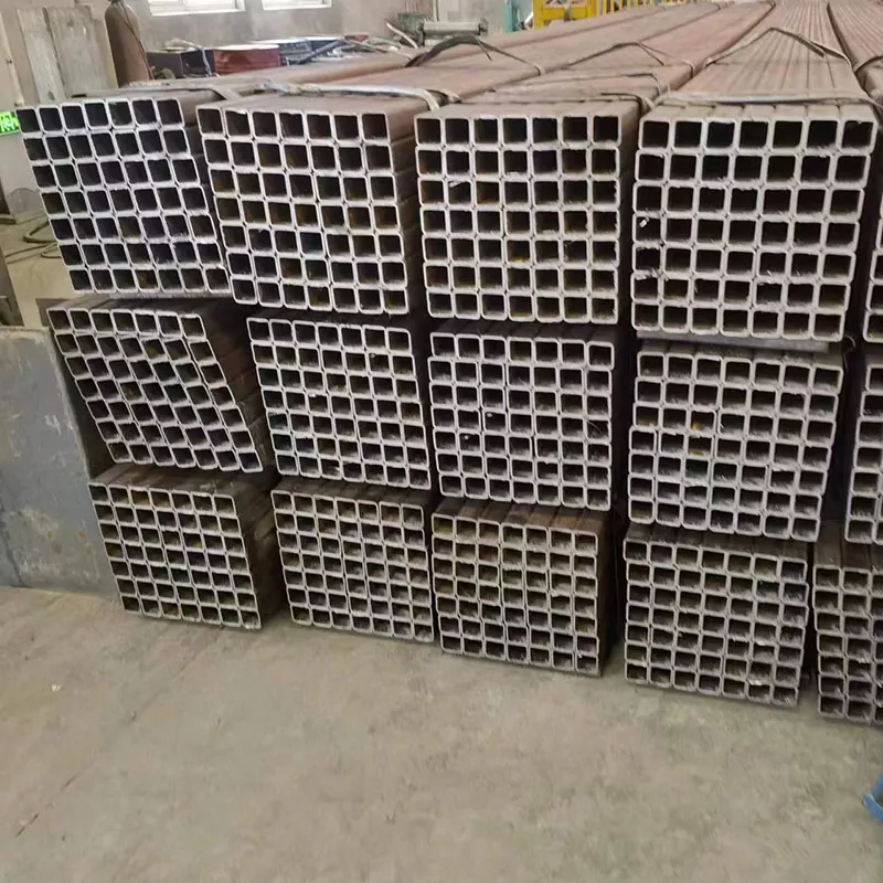 Storas juodas stačiakampis vamzdis